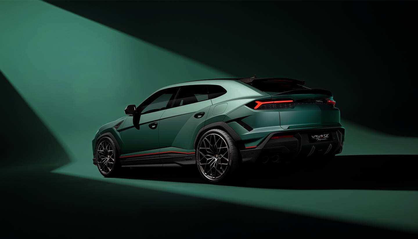 Urus SE Performante rear three-quarter, powertrain detail